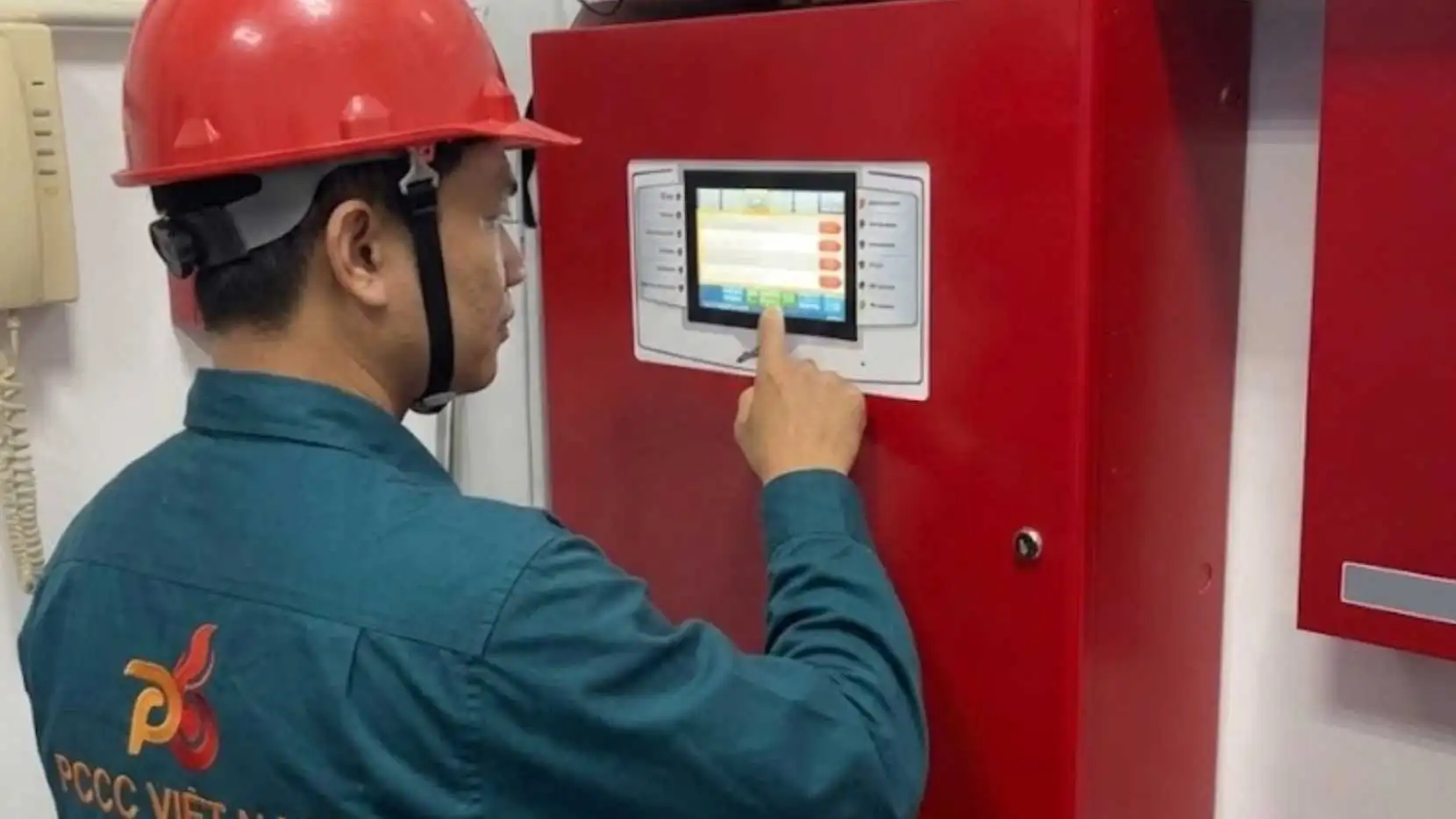 Kỹ thuật viên kiểm tra tủ điều khiển báo cháy trung tâm - PCCC Việt Nam
