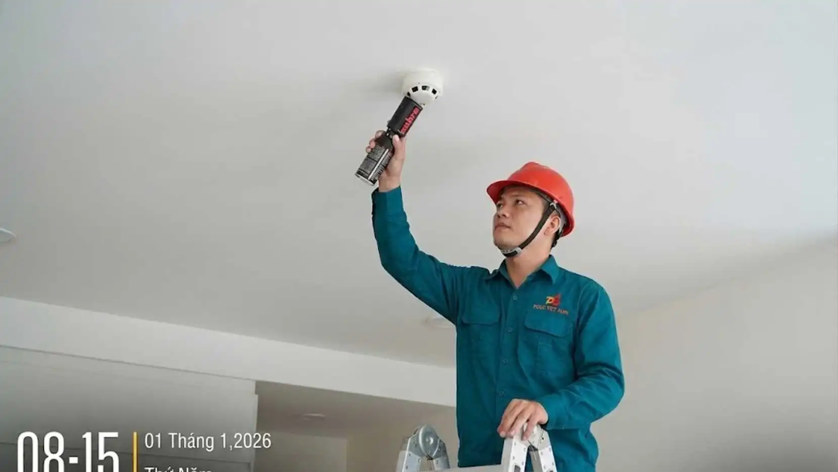 Dịch Vụ Bảo Trì Hệ Thống Báo Cháy Đạt Chuẩn PCCC - Xử Lý Sự Cố 2H 1 Thử thiết bị đầu báo khói bằng dụng cụ chuyên dụng - PCCC Việt Nam