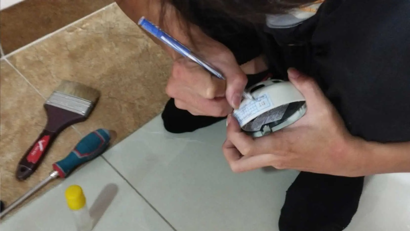 Vệ sinh và kiểm tra linh kiện bên trong đầu báo - PCCC Việt Nam